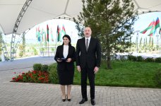 Президент Ильхам Алиев встретился с жителями, переселившимися в село Кенгерли Агдамского района, вручил им ключи от домов (ФОТО/ВИДЕО)