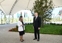 Президент Ильхам Алиев встретился с жителями, переселившимися в село Кенгерли Агдамского района, вручил им ключи от домов (ФОТО/ВИДЕО)