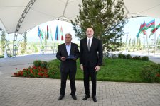 Президент Ильхам Алиев встретился с жителями, переселившимися в село Кенгерли Агдамского района, вручил им ключи от домов (ФОТО/ВИДЕО)