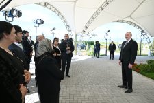 Президент Ильхам Алиев встретился с жителями, переселившимися в село Кенгерли Агдамского района, вручил им ключи от домов (ФОТО/ВИДЕО)