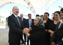 Президент Ильхам Алиев встретился с жителями, переселившимися в село Кенгерли Агдамского района, вручил им ключи от домов (ФОТО/ВИДЕО)