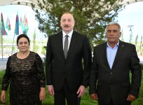 Президент Ильхам Алиев встретился с жителями, переселившимися в село Кенгерли Агдамского района, вручил им ключи от домов (ФОТО/ВИДЕО)