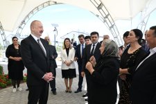 Президент Ильхам Алиев встретился с жителями, переселившимися в село Кенгерли Агдамского района, вручил им ключи от домов (ФОТО/ВИДЕО)