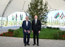 Президент Ильхам Алиев встретился с жителями, переселившимися в село Кенгерли Агдамского района, вручил им ключи от домов (ФОТО/ВИДЕО)