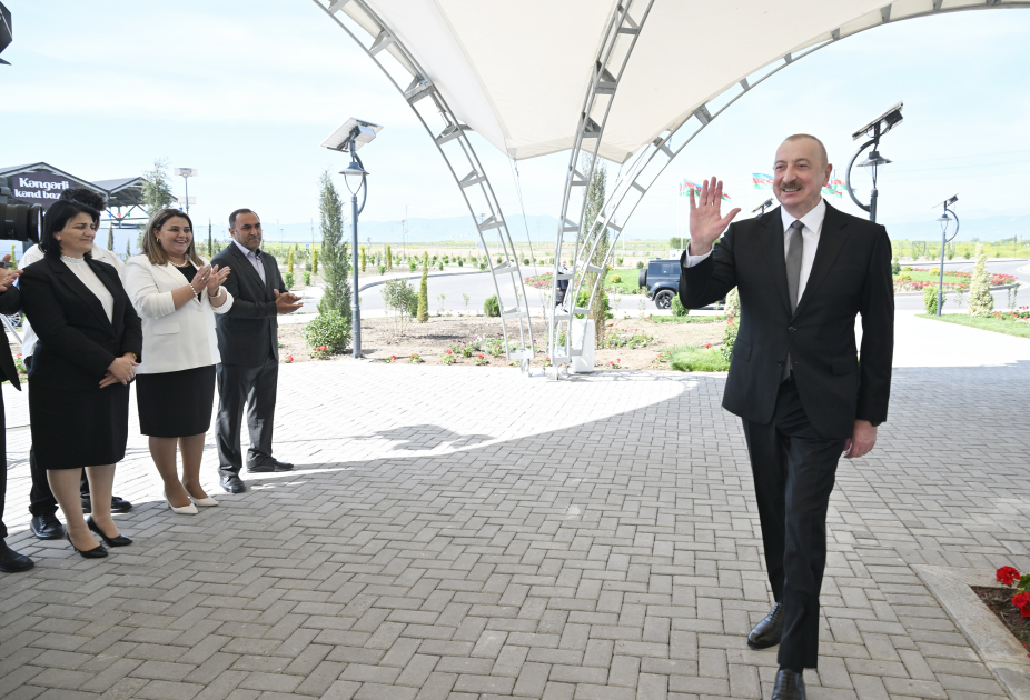 Президент Ильхам Алиев встретился с жителями, переселившимися в село Кенгерли Агдамского района, вручил им ключи от домов (ФОТО/ВИДЕО)