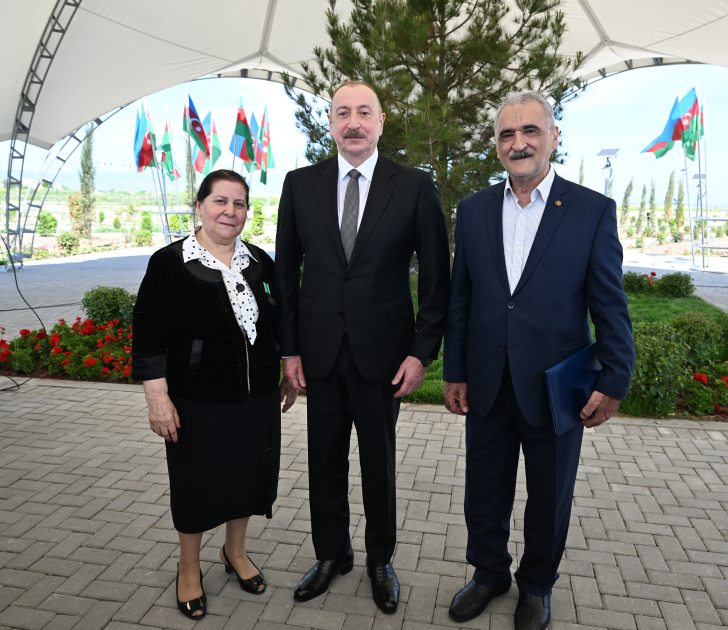 Президент Ильхам Алиев встретился с жителями, переселившимися в село Кенгерли Агдамского района, вручил им ключи от домов (ФОТО/ВИДЕО)