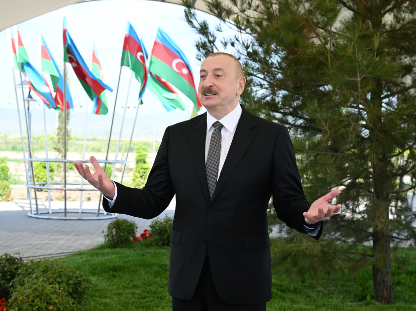 Президент Ильхам Алиев встретился с жителями, переселившимися в село Кенгерли Агдамского района, вручил им ключи от домов (ФОТО/ВИДЕО)