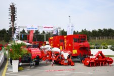 Президент Ильхам Алиев ознакомился с выставками InterFood Azerbaijan и Caspian Agro (ФОТО)