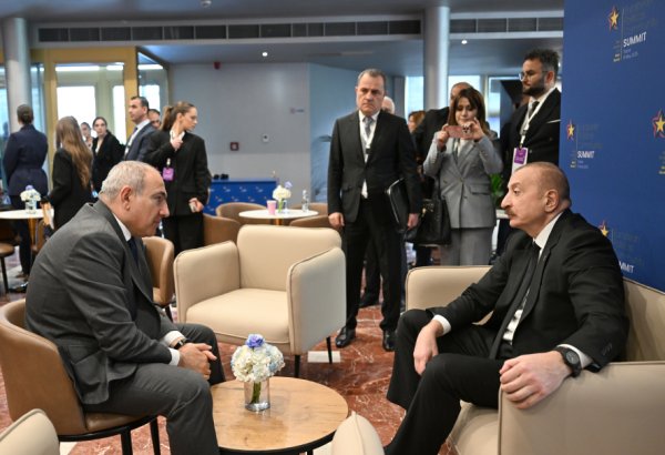 Президент Ильхам Алиев провел неформальную встречу с премьер-министром Армении в Тиране (ФОТО/ВИДЕО)