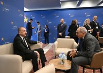 Президент Ильхам Алиев провел неформальную встречу с премьер-министром Армении в Тиране (ФОТО/ВИДЕО)