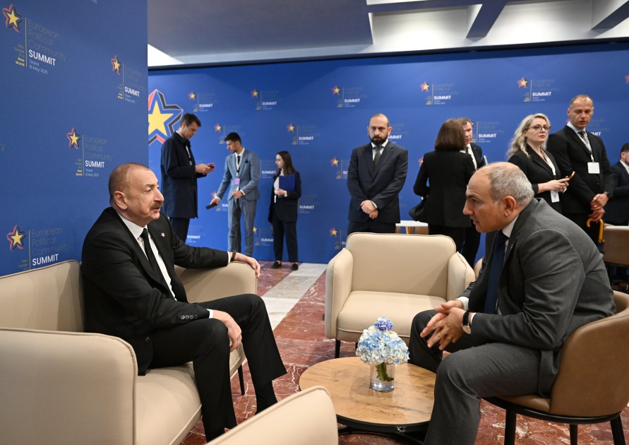 Президент Ильхам Алиев провел неформальную встречу с премьер-министром Армении в Тиране (ФОТО/ВИДЕО)