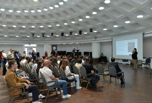 Посольство США в Азербайджане провело образовательную выставку в Баку (ФОТО)