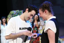 Интересный случай на премьере в Баку – прямо на сцене актер сделал предложение руки и сердца (ФОТО)