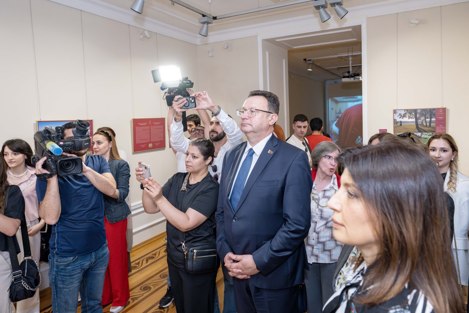 Из Беларуси в Азербайджан с любовью: Несвиж - наследие мировой культуры  (ФОТО)