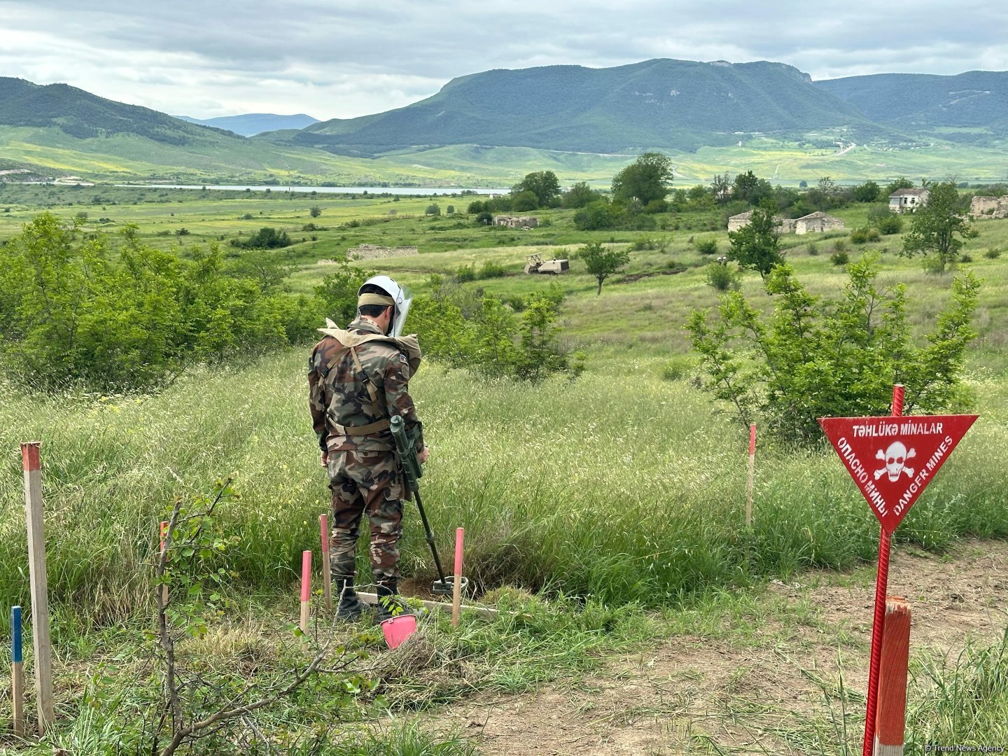 Представители СМИ ознакомились с ходом гуманитарной деятельности по разминированию в Агдаме (ФОТО)