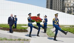 Министр иностранных дел Украины посетил в Баку Парк Победы и Шехидляр хиябаны (ФОТО)