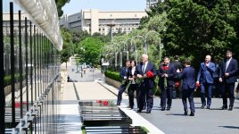 Министр иностранных дел Украины посетил в Баку Парк Победы и Шехидляр хиябаны (ФОТО)