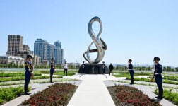 Министр иностранных дел Украины посетил в Баку Парк Победы и Шехидляр хиябаны (ФОТО)