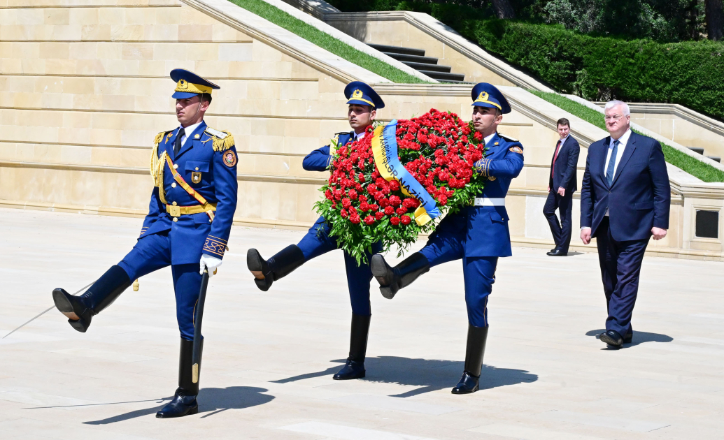 Министр иностранных дел Украины посетил в Баку Парк Победы и Шехидляр хиябаны (ФОТО)
