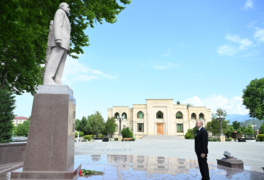 Президент Ильхам Алиев посетил памятник общенациональному лидеру Гейдару Алиеву в центре города Исмаиллы (ВИДЕО)