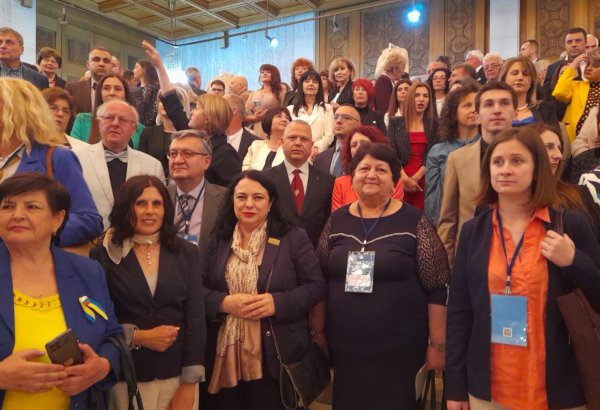 Bulgarian president receives book about Azerbaijan at international media forum (PHOTO)