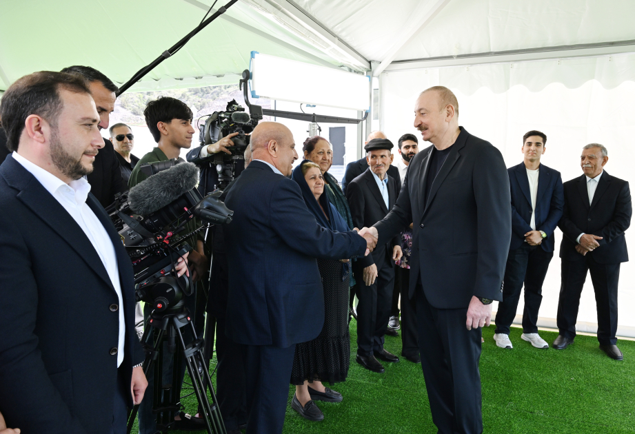Президент Ильхам Алиев встретился с жителями, переселившимися в село Бейлик Лачинского района, вручил им ключи от домов (ФОТО/ВИДЕО)