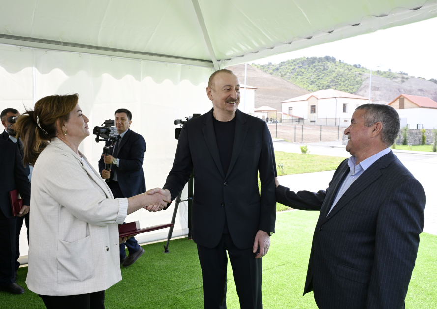 Президент Ильхам Алиев встретился с жителями, переселившимися в село Бейлик Лачинского района, вручил им ключи от домов (ФОТО/ВИДЕО)