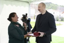 Президент Ильхам Алиев встретился с жителями, переселившимися в село Бейлик Лачинского района, вручил им ключи от домов (ФОТО/ВИДЕО)