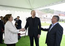 Президент Ильхам Алиев встретился с жителями, переселившимися в село Бейлик Лачинского района, вручил им ключи от домов (ФОТО/ВИДЕО)