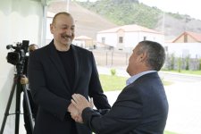 Президент Ильхам Алиев встретился с жителями, переселившимися в село Бейлик Лачинского района, вручил им ключи от домов (ФОТО/ВИДЕО)