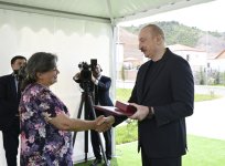 Президент Ильхам Алиев встретился с жителями, переселившимися в село Бейлик Лачинского района, вручил им ключи от домов (ФОТО/ВИДЕО)