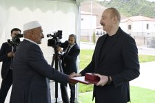 Президент Ильхам Алиев встретился с жителями, переселившимися в село Бейлик Лачинского района, вручил им ключи от домов (ФОТО/ВИДЕО)