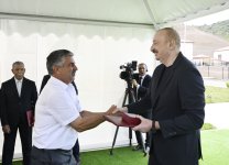 Президент Ильхам Алиев встретился с жителями, переселившимися в село Бейлик Лачинского района, вручил им ключи от домов (ФОТО/ВИДЕО)
