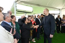 Президент Ильхам Алиев встретился с жителями, переселившимися в село Бейлик Лачинского района, вручил им ключи от домов (ФОТО/ВИДЕО)