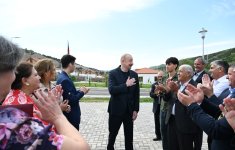 Президент Ильхам Алиев встретился с жителями, переселившимися в село Бейлик Лачинского района, вручил им ключи от домов (ФОТО/ВИДЕО)