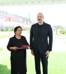 Президент Ильхам Алиев встретился с жителями, переселившимися в село Бейлик Лачинского района, вручил им ключи от домов (ФОТО/ВИДЕО)