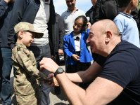 Президент Ильхам Алиев встретился с жителями в городе Лачин (ФОТО/ВИДЕО)