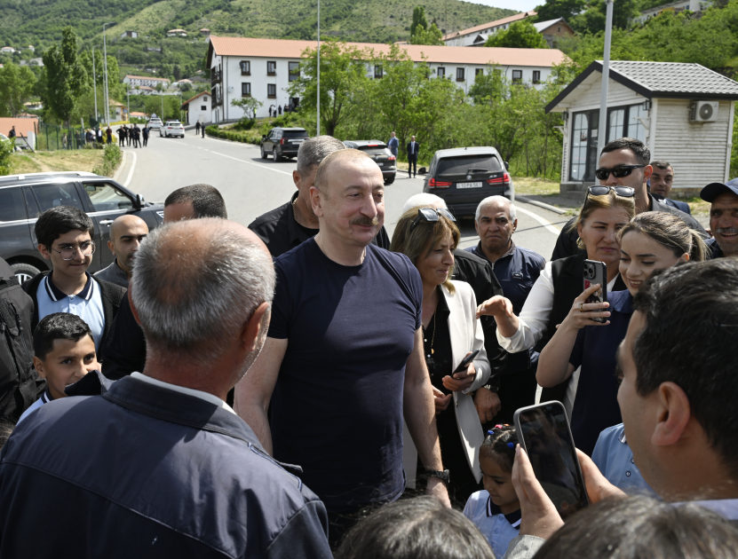Президент Ильхам Алиев встретился с жителями в городе Лачин (ФОТО/ВИДЕО)