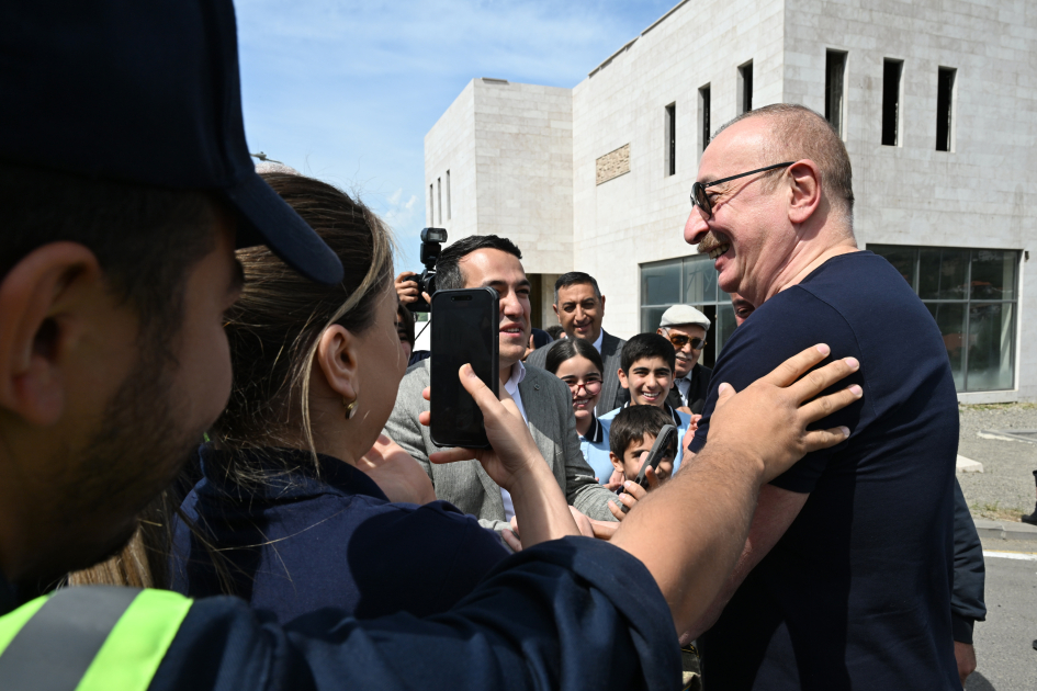 Президент Ильхам Алиев встретился с жителями в городе Лачин (ФОТО/ВИДЕО)