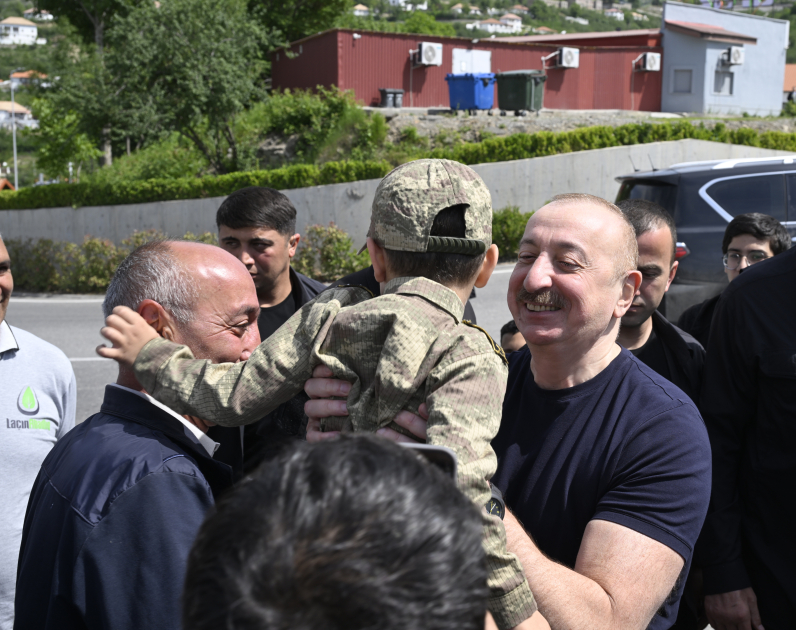 Президент Ильхам Алиев встретился с жителями в городе Лачин (ФОТО/ВИДЕО)