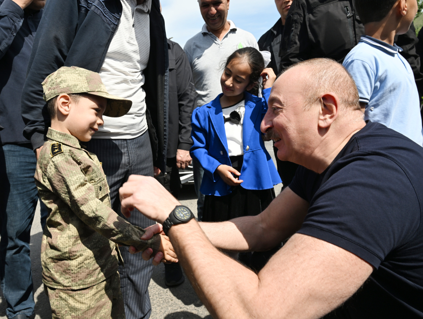 Президент Ильхам Алиев встретился с жителями в городе Лачин (ФОТО/ВИДЕО)