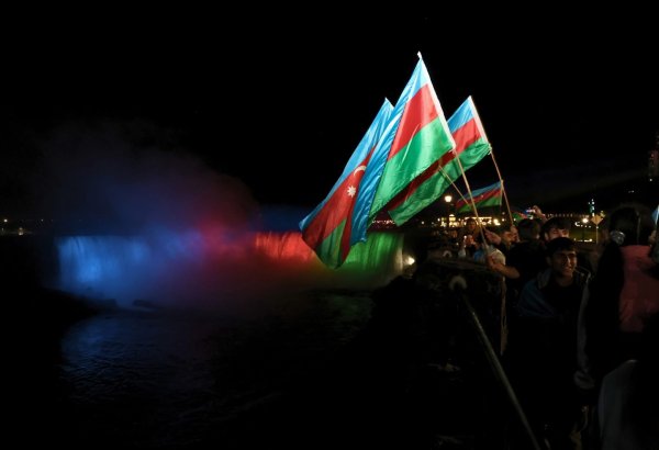Ниагарский водопад подсвечен цветами азербайджанского флага (ФОТО)