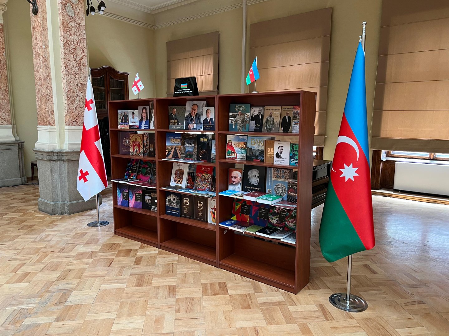 Книжная культура Азербайджана представлена в Грузии (ФОТО)