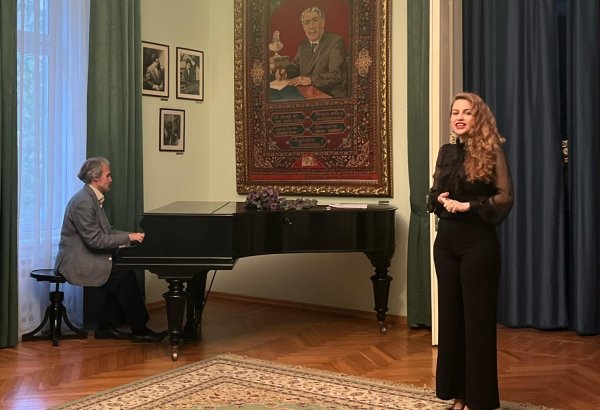 Поэтический май Беллы Ахмадулиной в Доме-музее Самеда Вургуна - каждое слово как драгоценный камень (ФОТО)