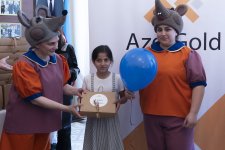 ЗАО «AzerGold» организовало выездной кукольный спектакль для детей в городе Дашкесан (ФОТО/ВИДЕО)