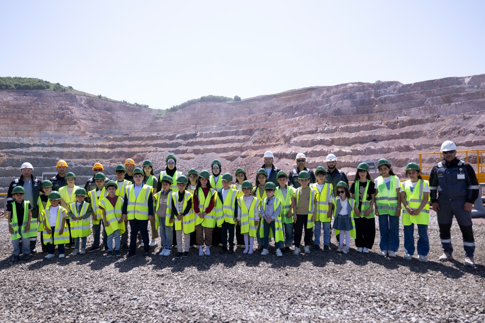 Для детей сотрудников ЗАО "AzerGold" организована экскурсия на золотой рудник (ФОТО)