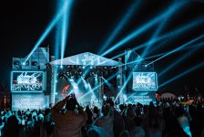 Летний сезон в Баку открылся феерическим концертом на берегу Каспия (ФОТО)