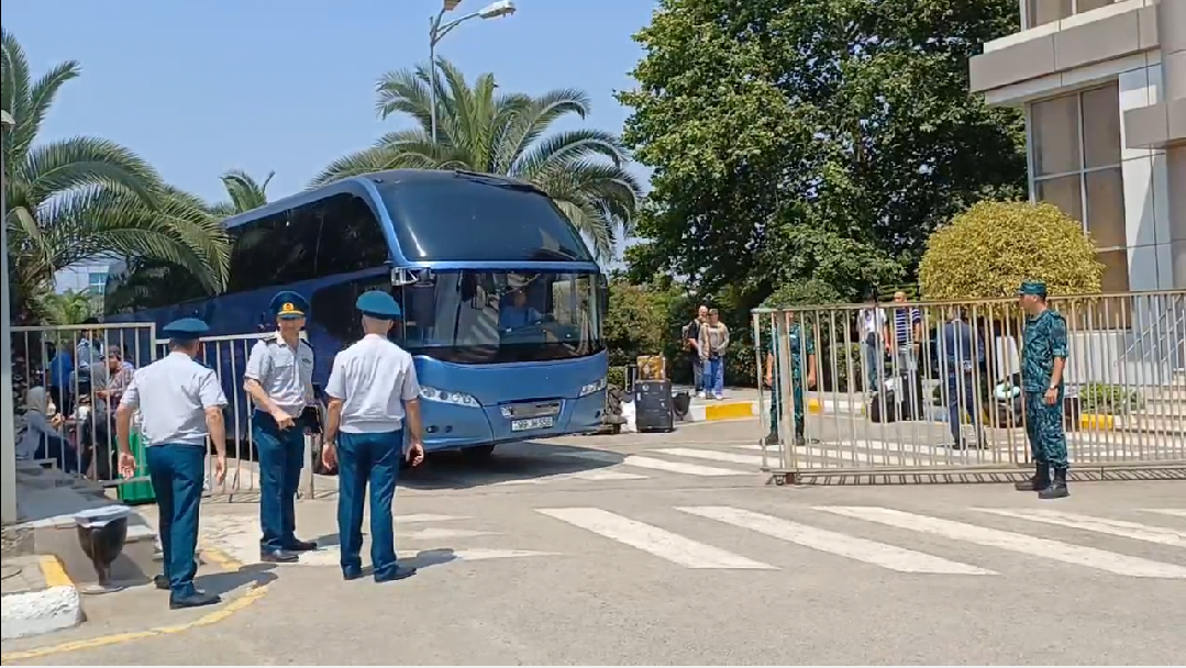 Эвакуированные из Ирана в Азербайджан граждане направлены в Баку на автобусах (ВИДЕО)