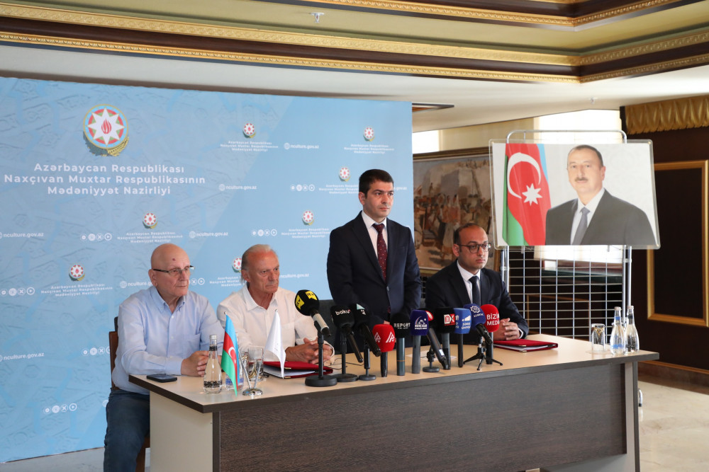 Azerbaijan signs deal to restore local Momine Khatun Tomb (PHOTO)