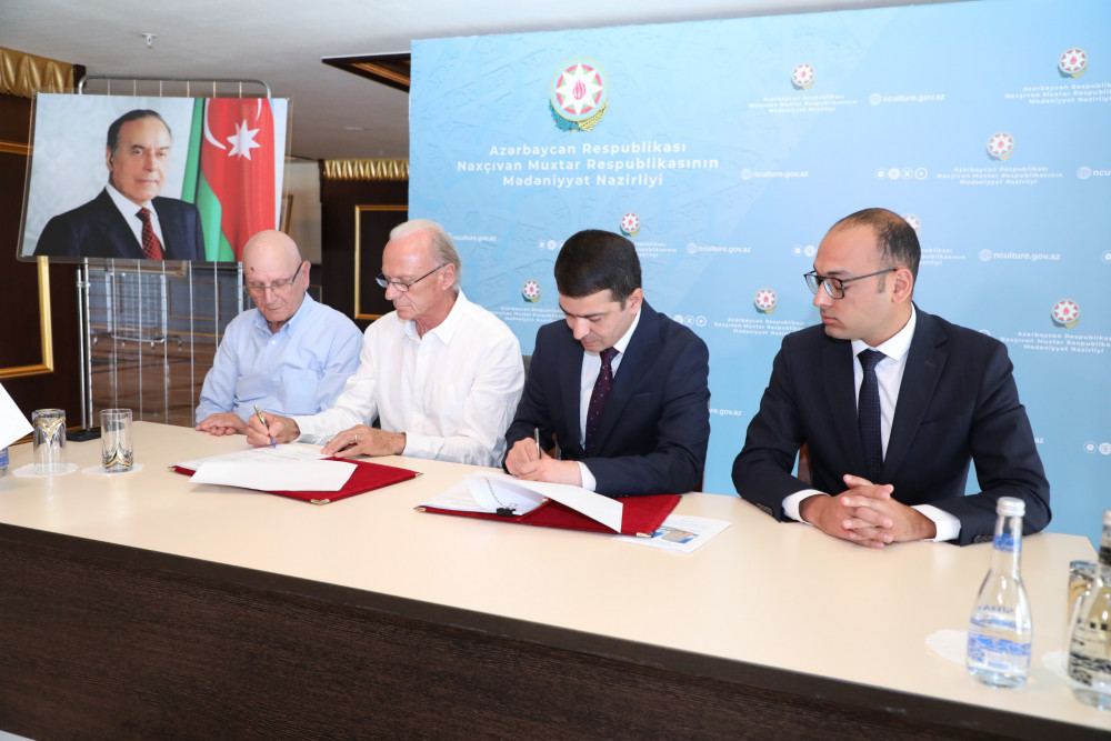 Azerbaijan signs deal to restore local Momine Khatun Tomb (PHOTO)